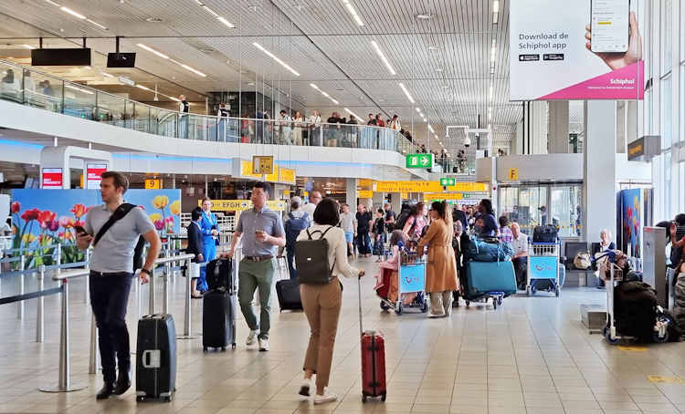 ¿Dónde se puede guardar el equipaje en el aeropuerto?