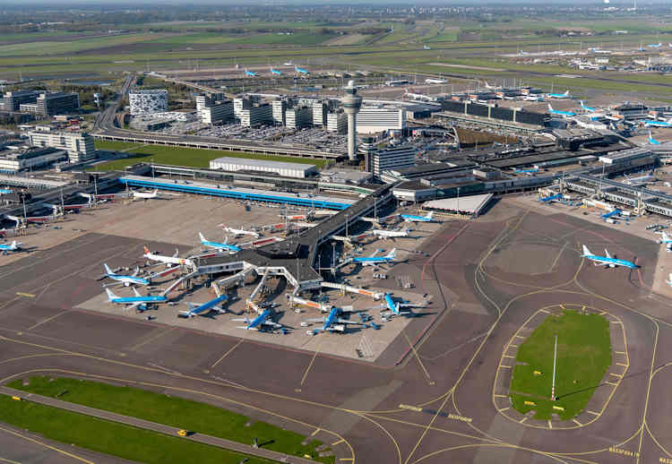 ¿Cuántas terminales hay en el aeropuerto de Ámsterdam?